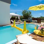 Pet Friendly In With Jacuzzi * Tinj