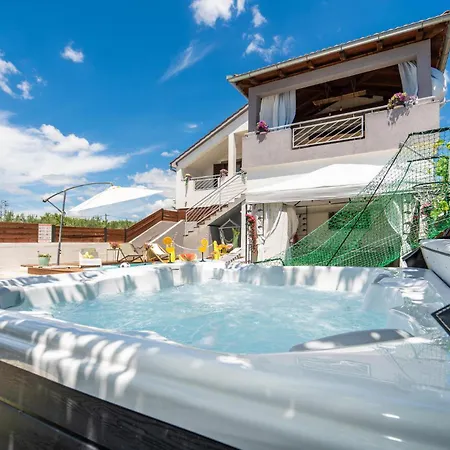 Pet Friendly In With Jacuzzi Tinj