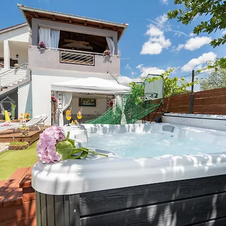 Pet Friendly In With Jacuzzi Apartamento Tinj