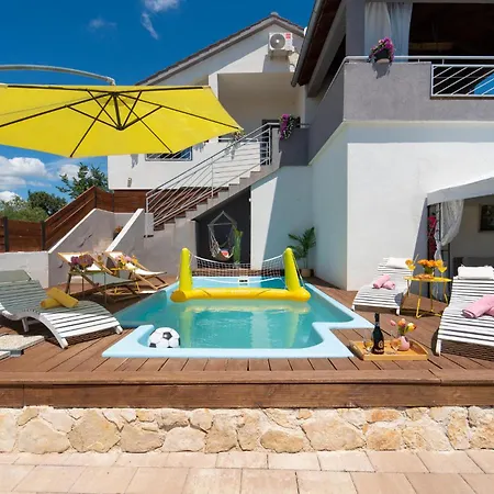 Pet Friendly In With Jacuzzi *