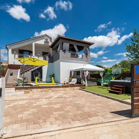Pet Friendly In Tinj