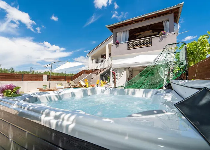 Pet Friendly In With Jacuzzi Tinj