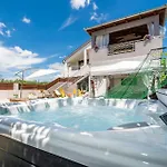 Pet Friendly In With Jacuzzi Tinj