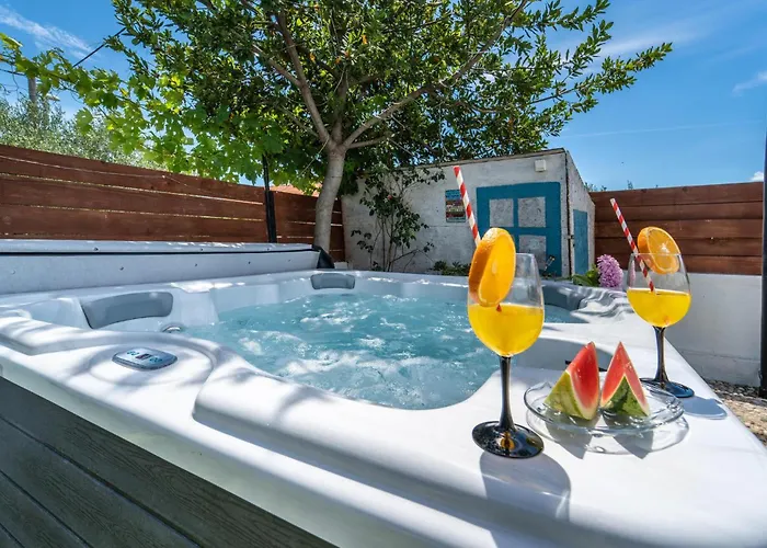 Апартаменты Pet Friendly In With Jacuzzi