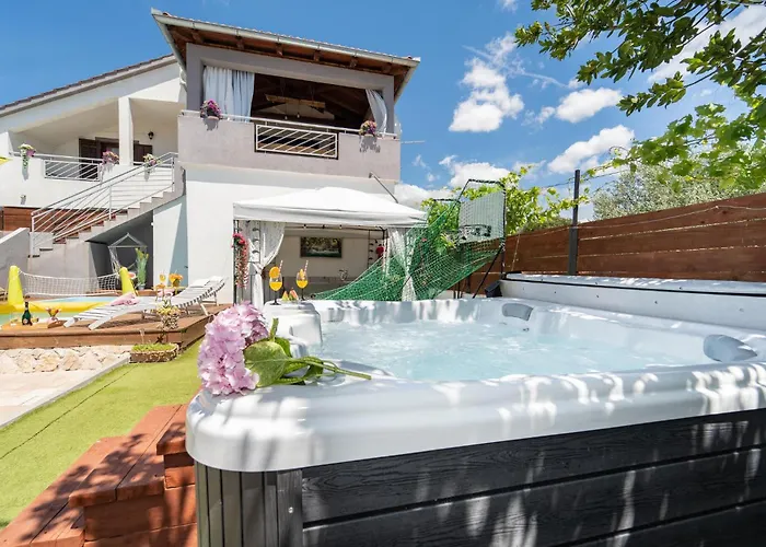 Pet Friendly In With Jacuzzi Апартаменты Tinj